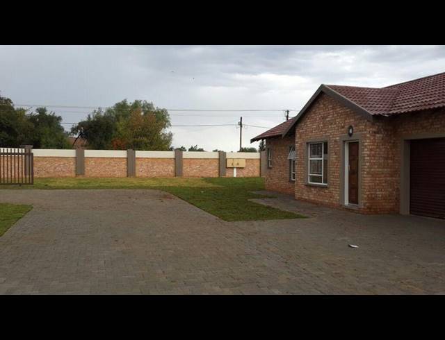 2 BEDROOM TOWNHOUSE FOR SALE IN RIVERSDALE